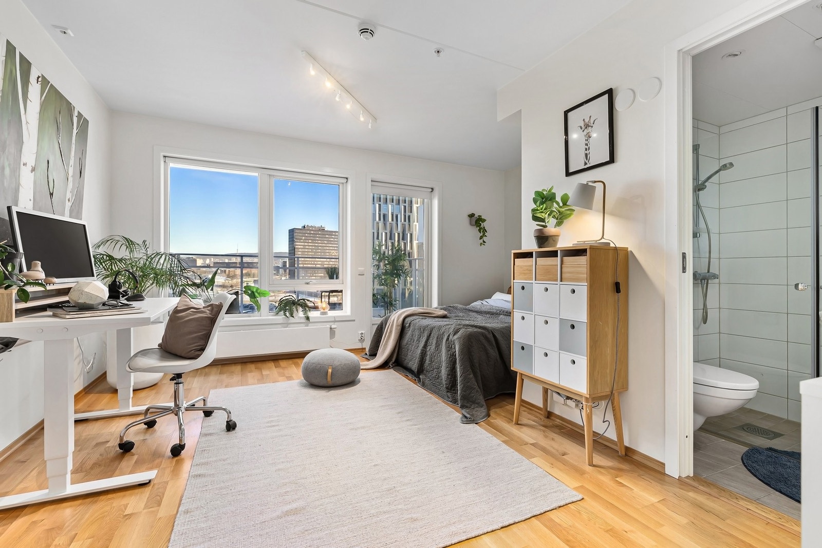 Hybel med eget bad og utgang til balkong Galleribilde