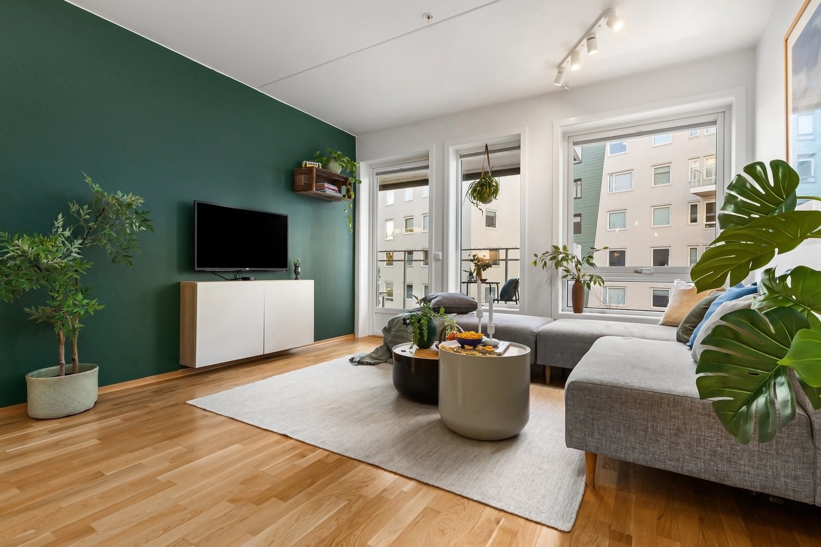 Store vindusflater er med på å skape et ekstra luftig inntrykk Galleribilde