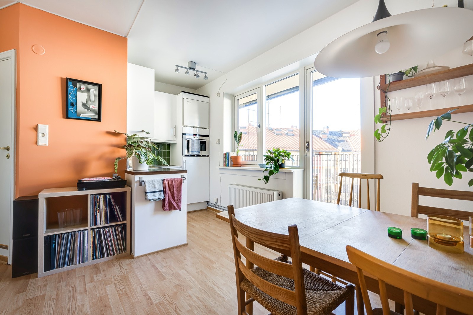 Vinduet og balkongdøren fra 2018 åpner opp og gir en god romfølelse. Galleribilde