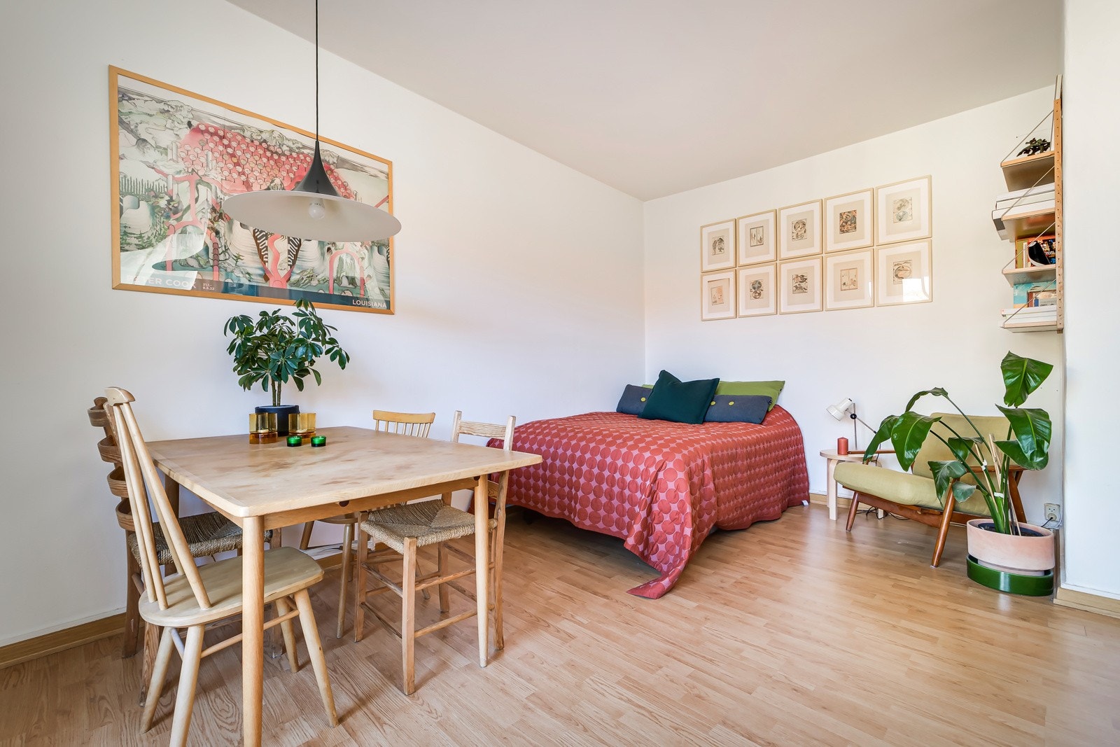 Det er mange ulike løsninger i gården som er benyttet for å skille alkove fra stuen dersom man ønsker det. Galleribilde