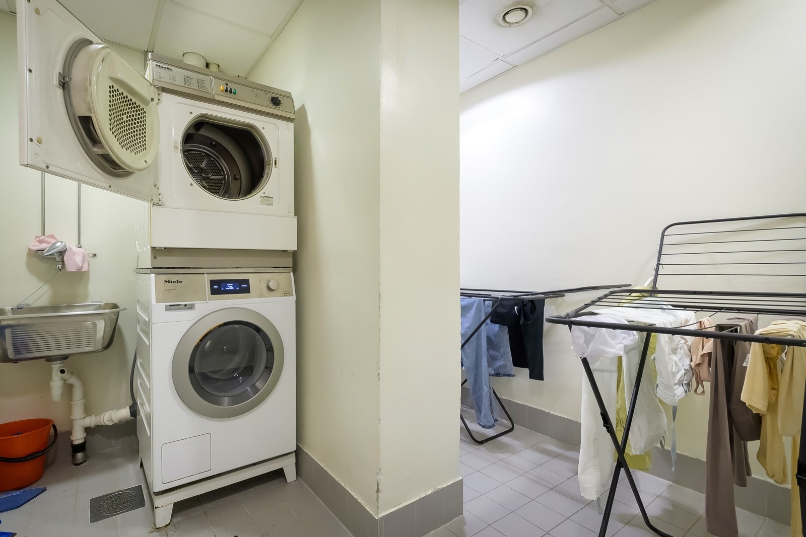 I hver etasje finnes et gratis og velfungerende vaskerom som gårdens beboere kan benytte seg av. Galleribilde