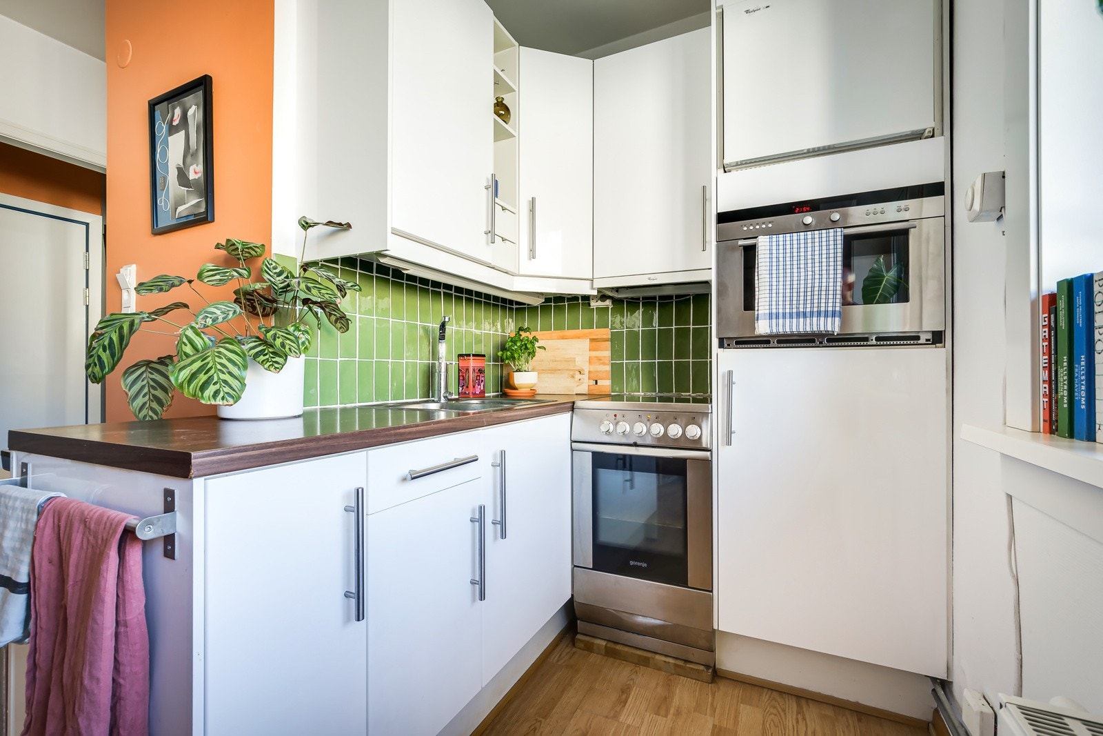 Tidløs kjøkkeninnredning med bra med skapplass. Galleribilde