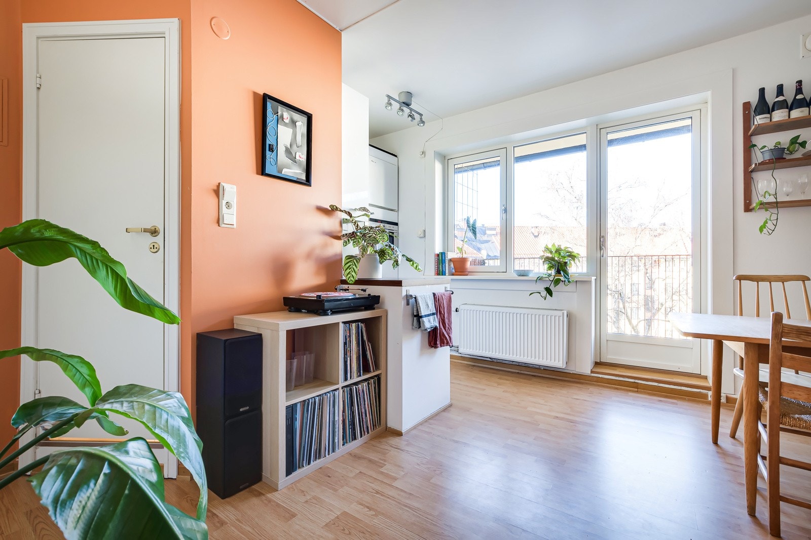 Beliggenheten helt på toppen gir ekstra gode lysforhold. Hele leiligheten vender inn mot rolig gårdsrom. Galleribilde