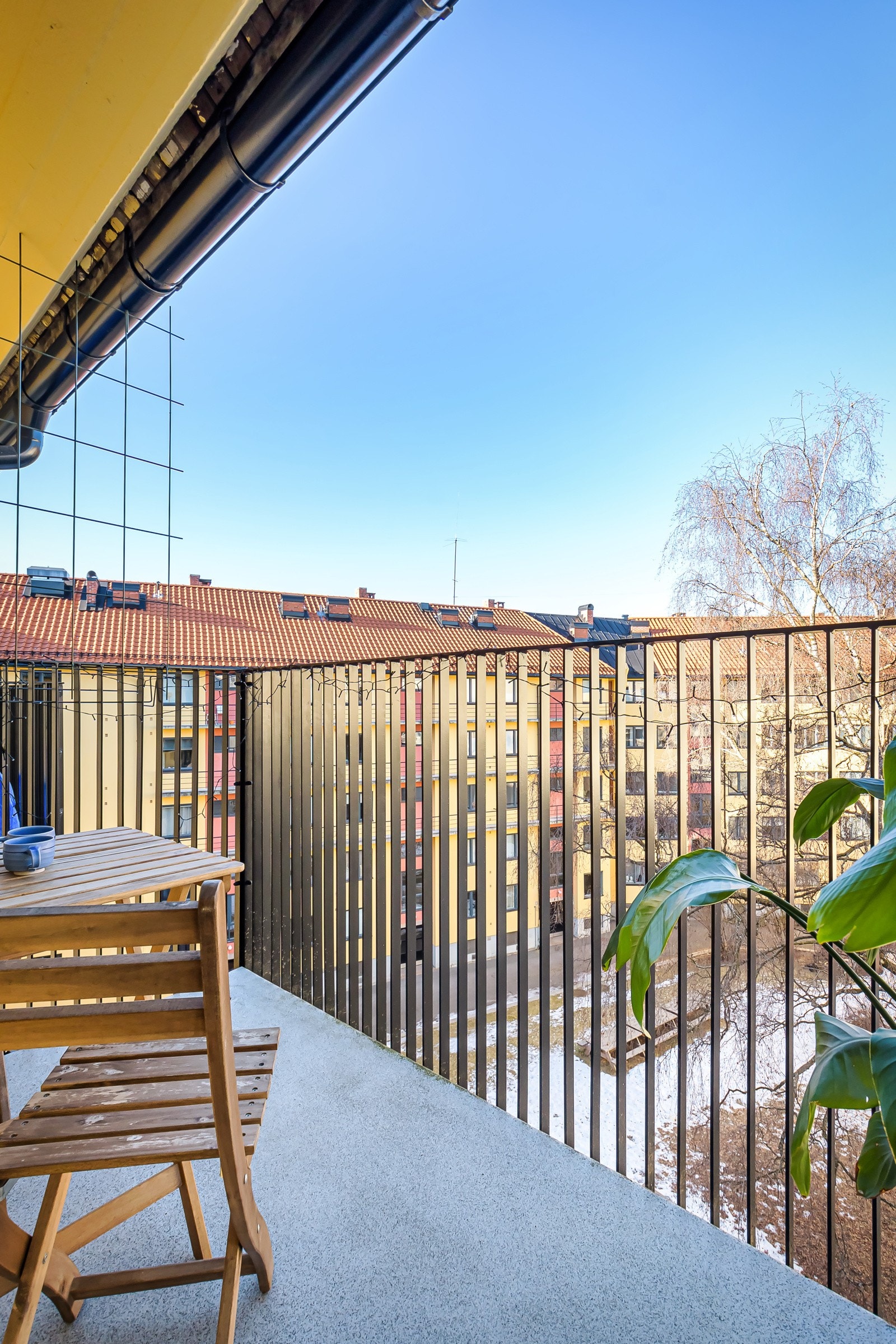 I følge selger har man solen store deler av dagen og kanskje en av de i gården med den siste kveldssolen? Galleribilde