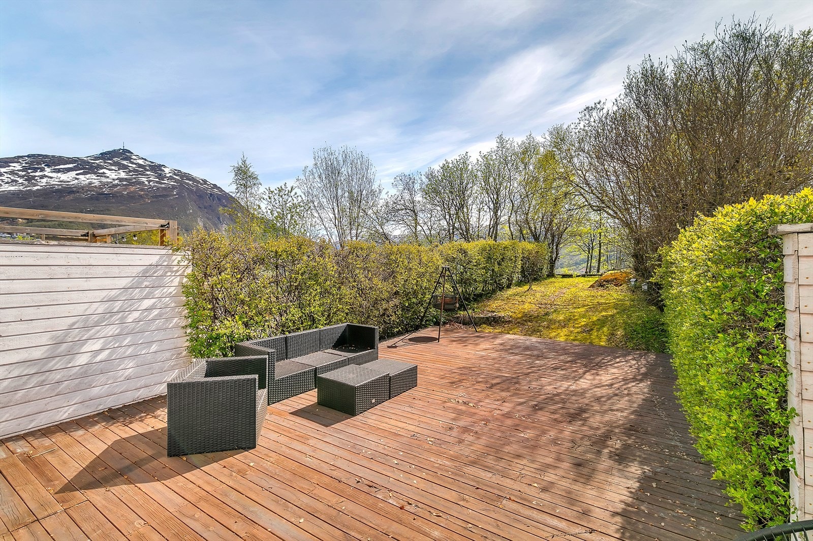 Terrassen gir direkte adkomst til hagen. Galleribilde