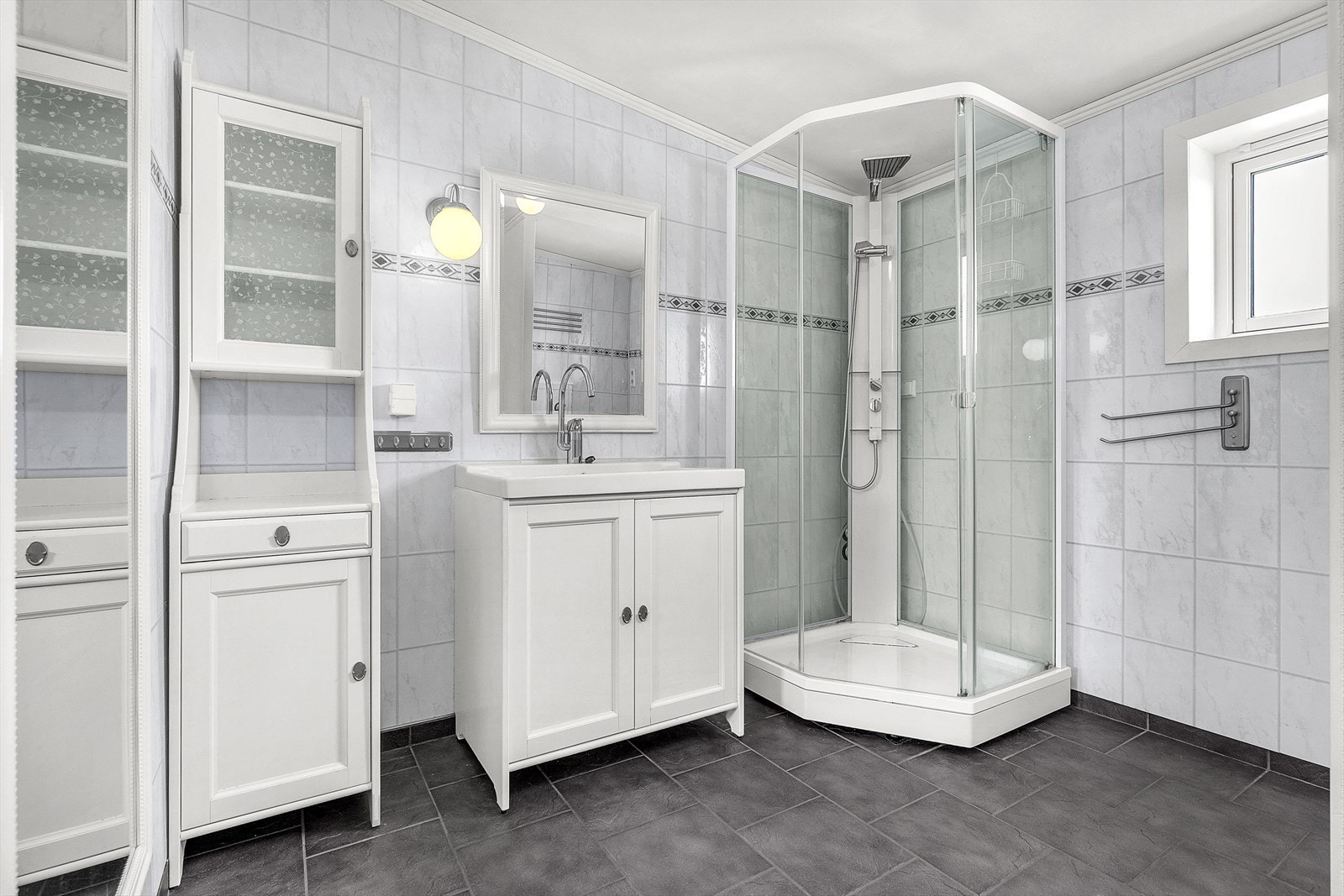 Stort bad i 2.etasje utstyrt med baderomsinnredning og dusjkabinett. Galleribilde