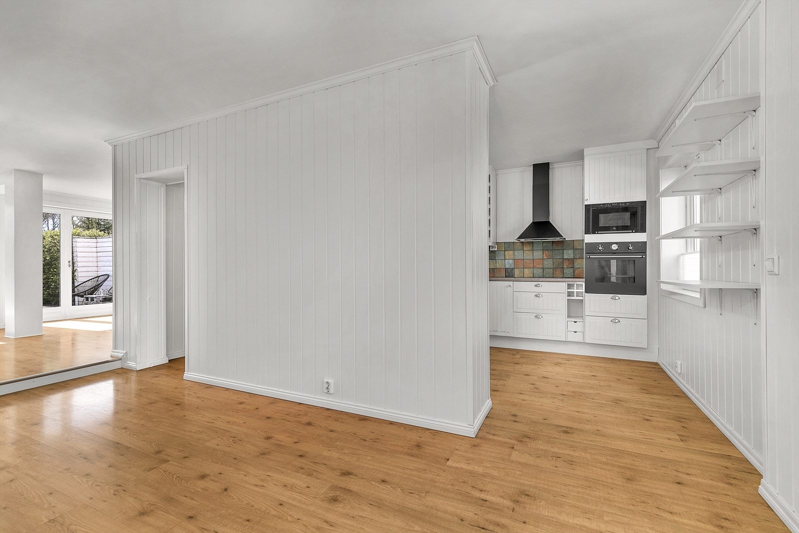 Kjøkken er praktisk plassert tilbaketrukket fra stue. Galleribilde