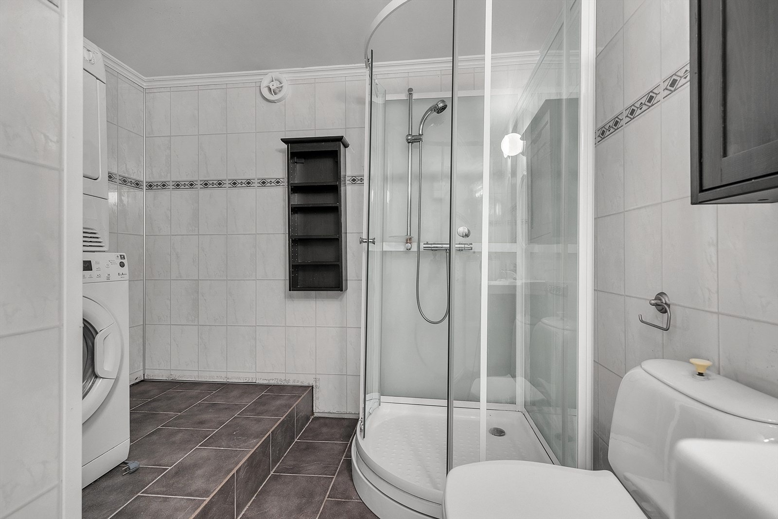 Underetasje - Romslig bad med opplegg for vaskemaskin. Denne delen er ikke omsøkt til bygningsmyndighetene. Galleribilde