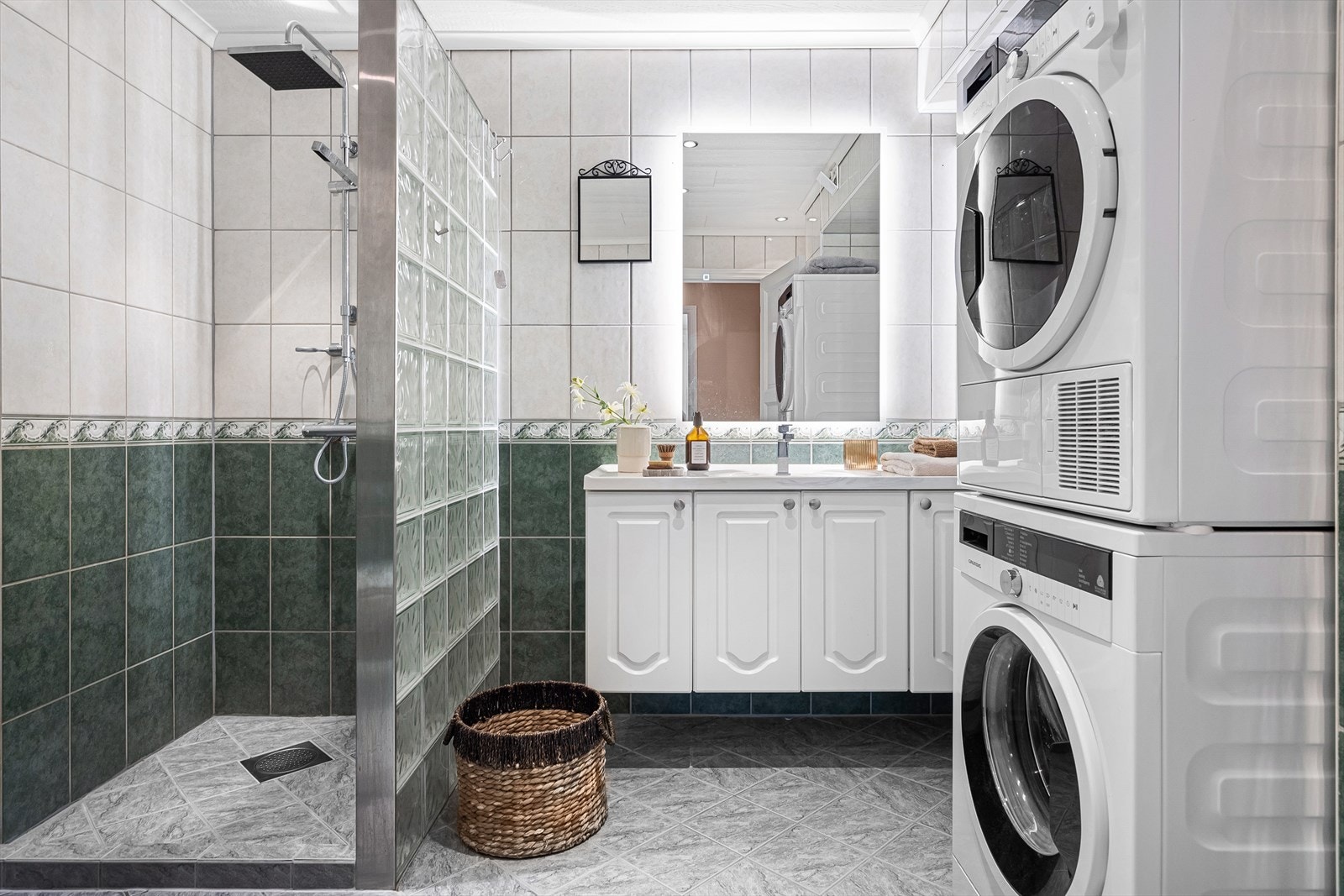 Merk deg regndusj og praktisk belysning i speilet. Galleribilde