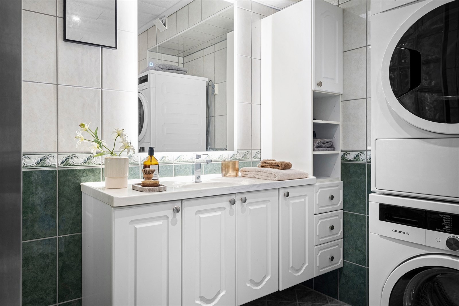 Det er god oppbevaringsplass i skap og skuffer. Galleribilde