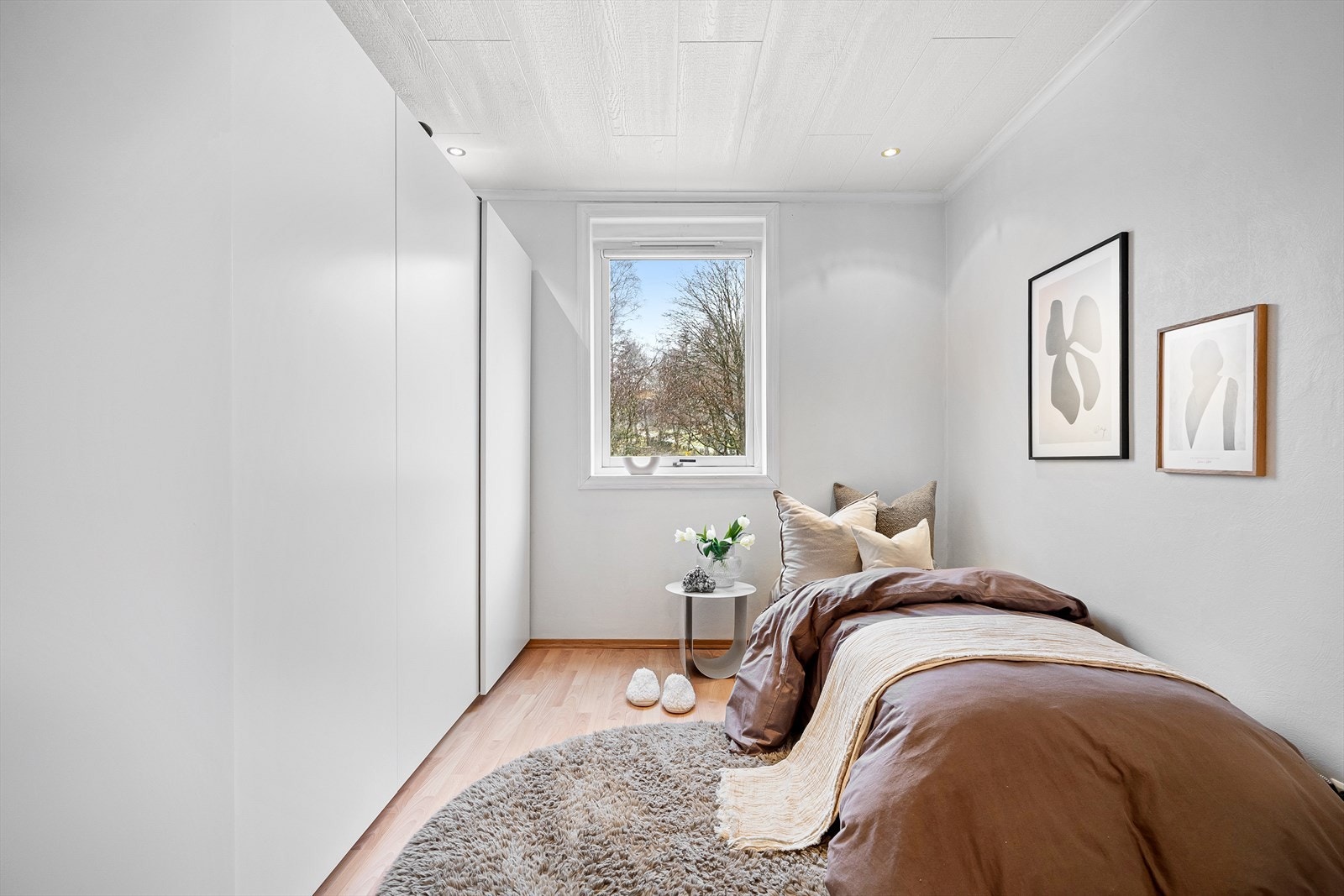 Det andre soverommet måler 9 m². Også her er det stor garderobe med god oppbevaringsplass. Galleribilde