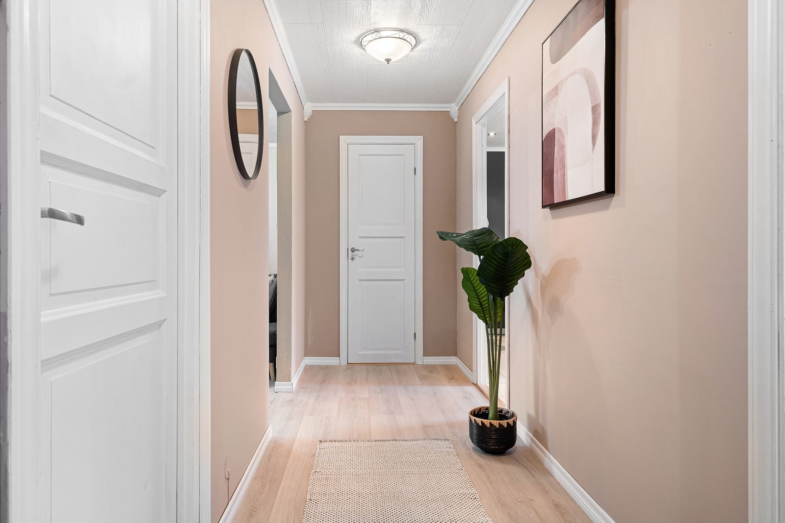 Velkommen inn! Gangen er lys og romslig, med plass til oppheng av klær. Det er innvendig bod i enden av gangen som enkelt kan omgjøres til garderoberom dersom det er ønskelig. Galleribilde