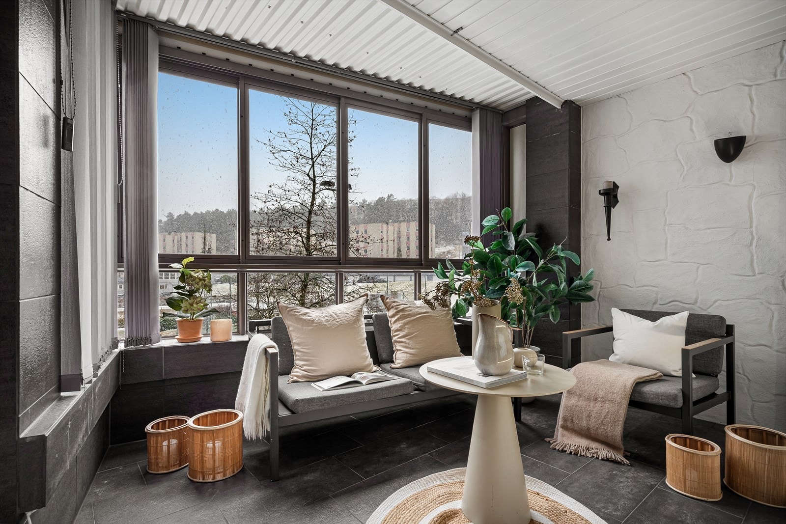 Balkongen måler 7,2 m² og har flislagt gulv med varmekabler. Galleribilde