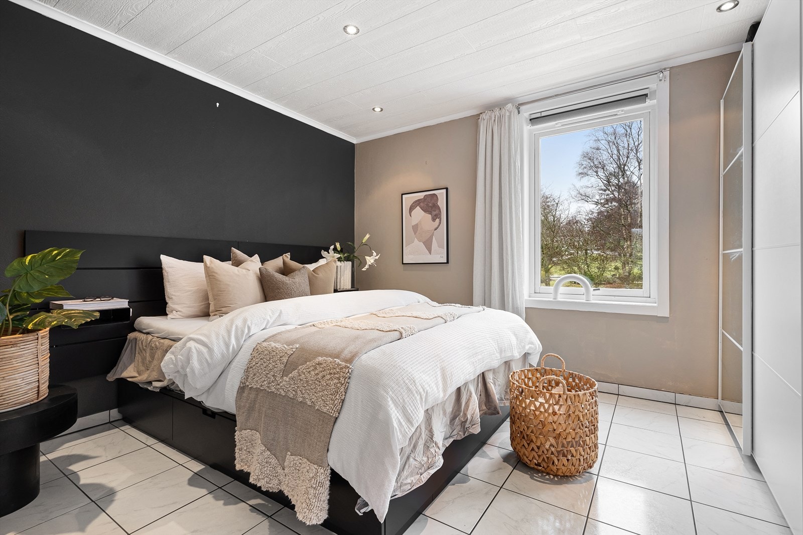 Gulvet er flislagt. Dersom man ønsker likt gulv på soverommet som i resten av leiligheten, har selger ekstra pakker med gulv som kan stå igjen til ny eier. Galleribilde