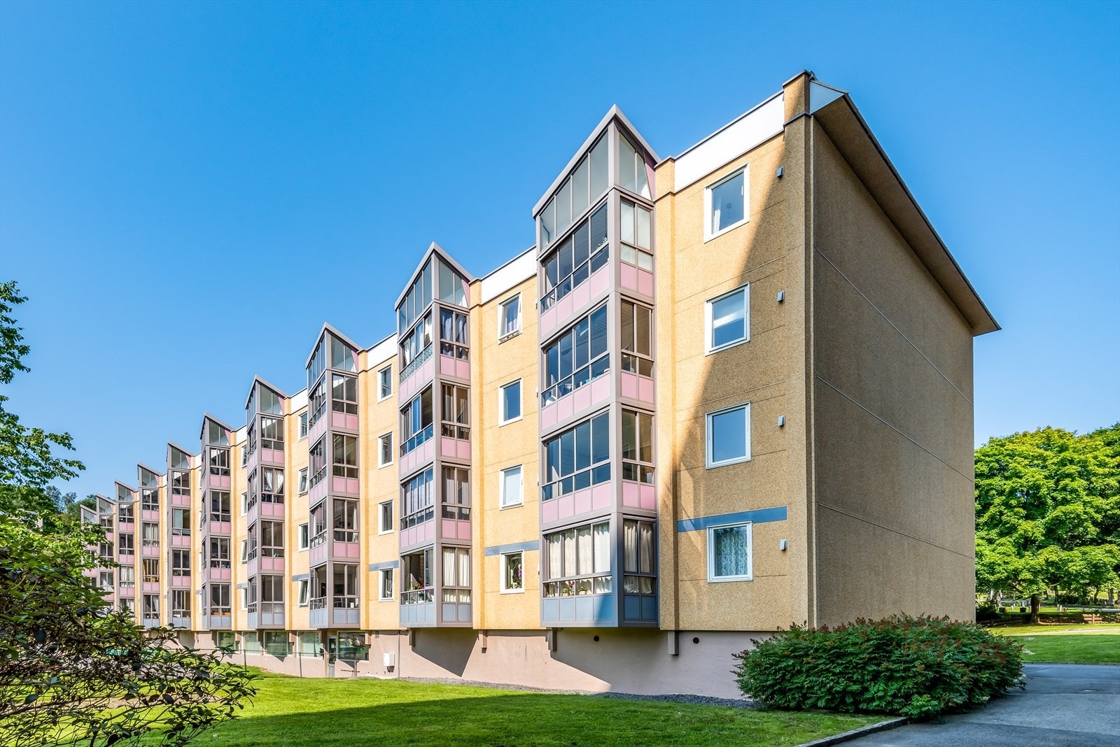 Leilighetens balkong er sørvendt inn mot borettslagets interne fellesområder. Galleribilde