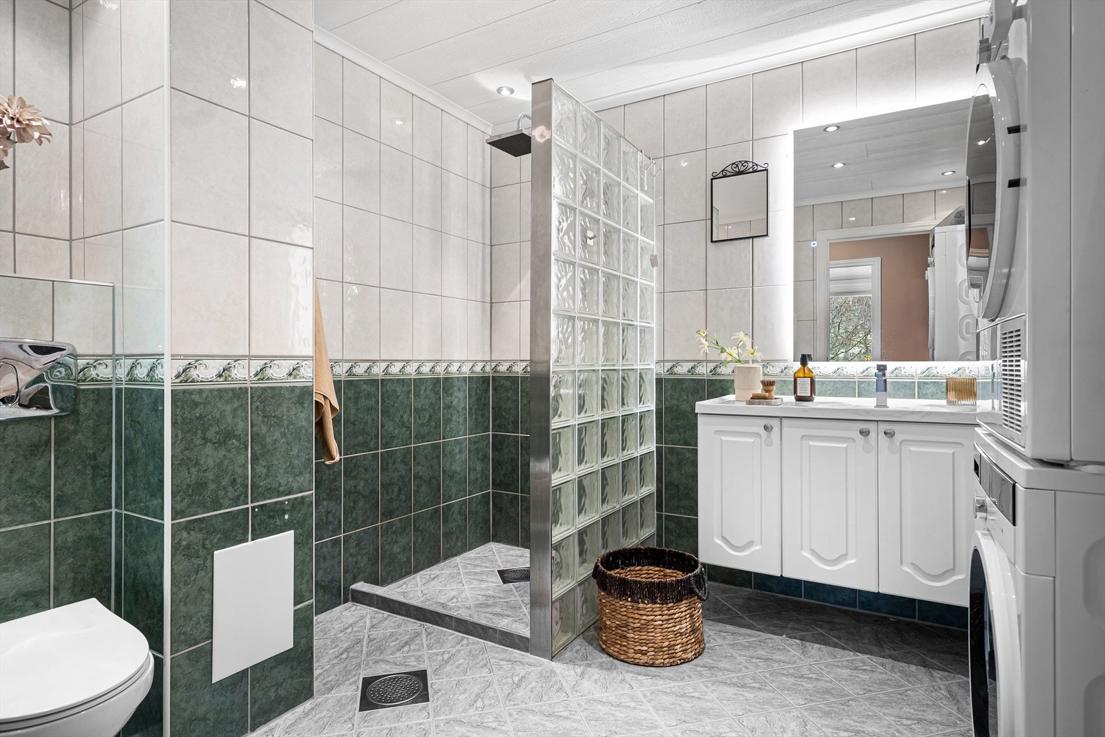 Badet er helfliset med varmekabler i gulvet. Iht. tidligere salgsoppgave er badet pusset opp i 2004. Galleribilde