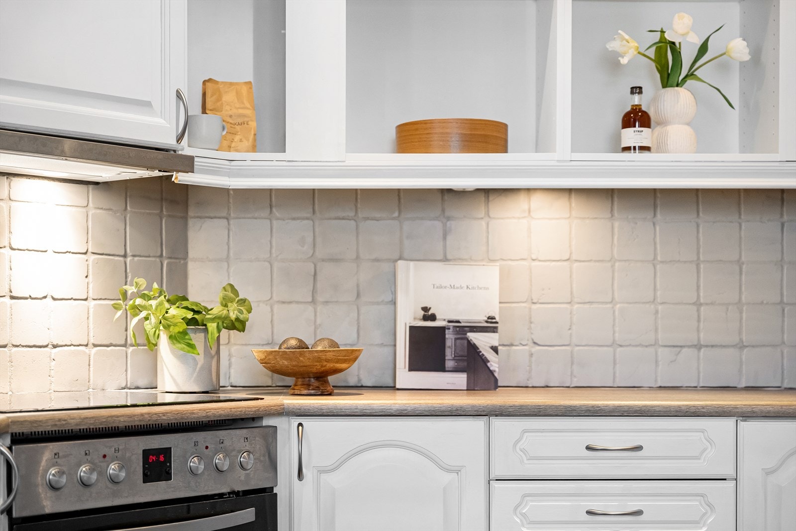 Praktiske fliser mellom benkeplate og overskap, samt belysning under skapene. Galleribilde