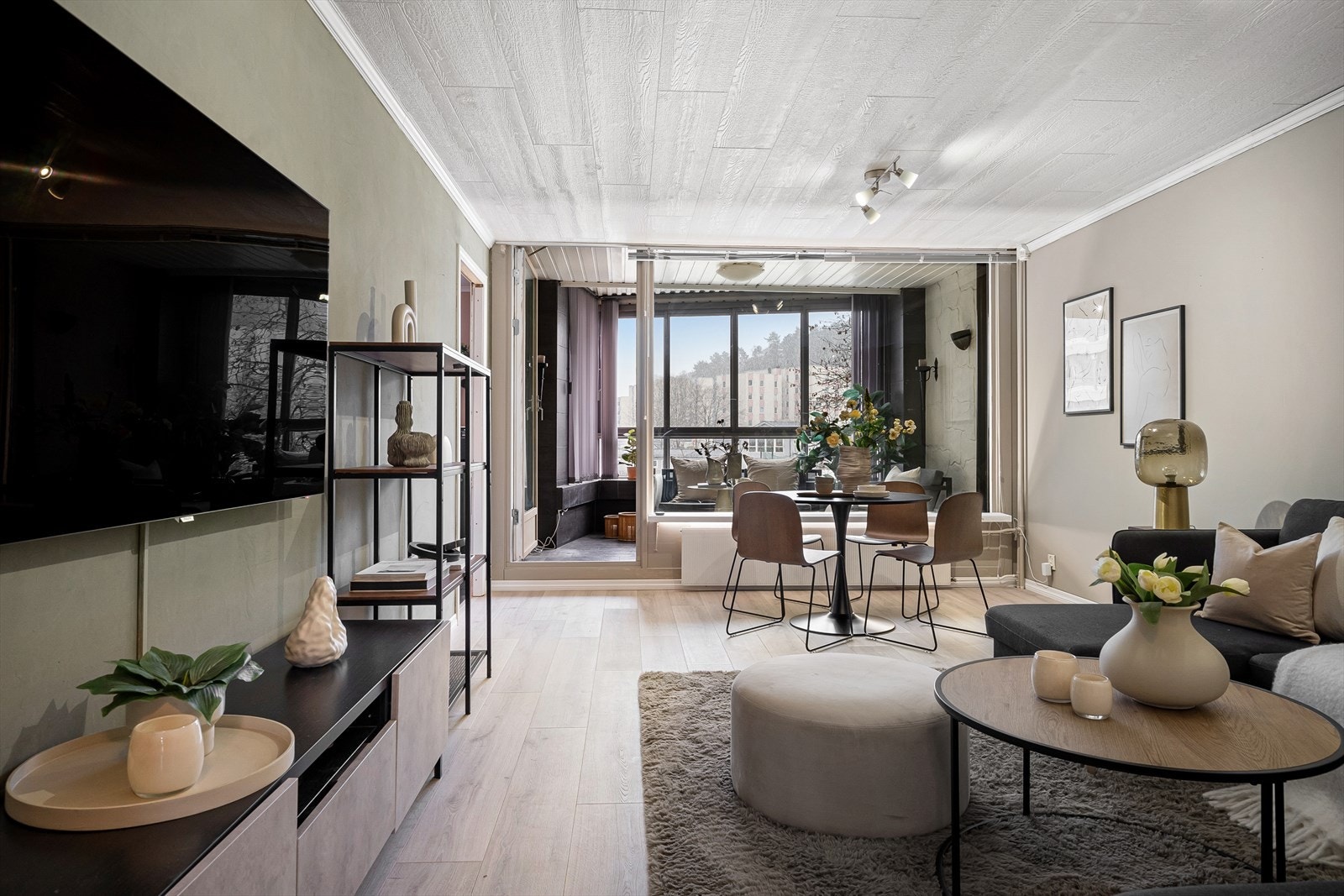 Fra stuen er det tilkomst til kjøkken og innglasset balkong. Galleribilde