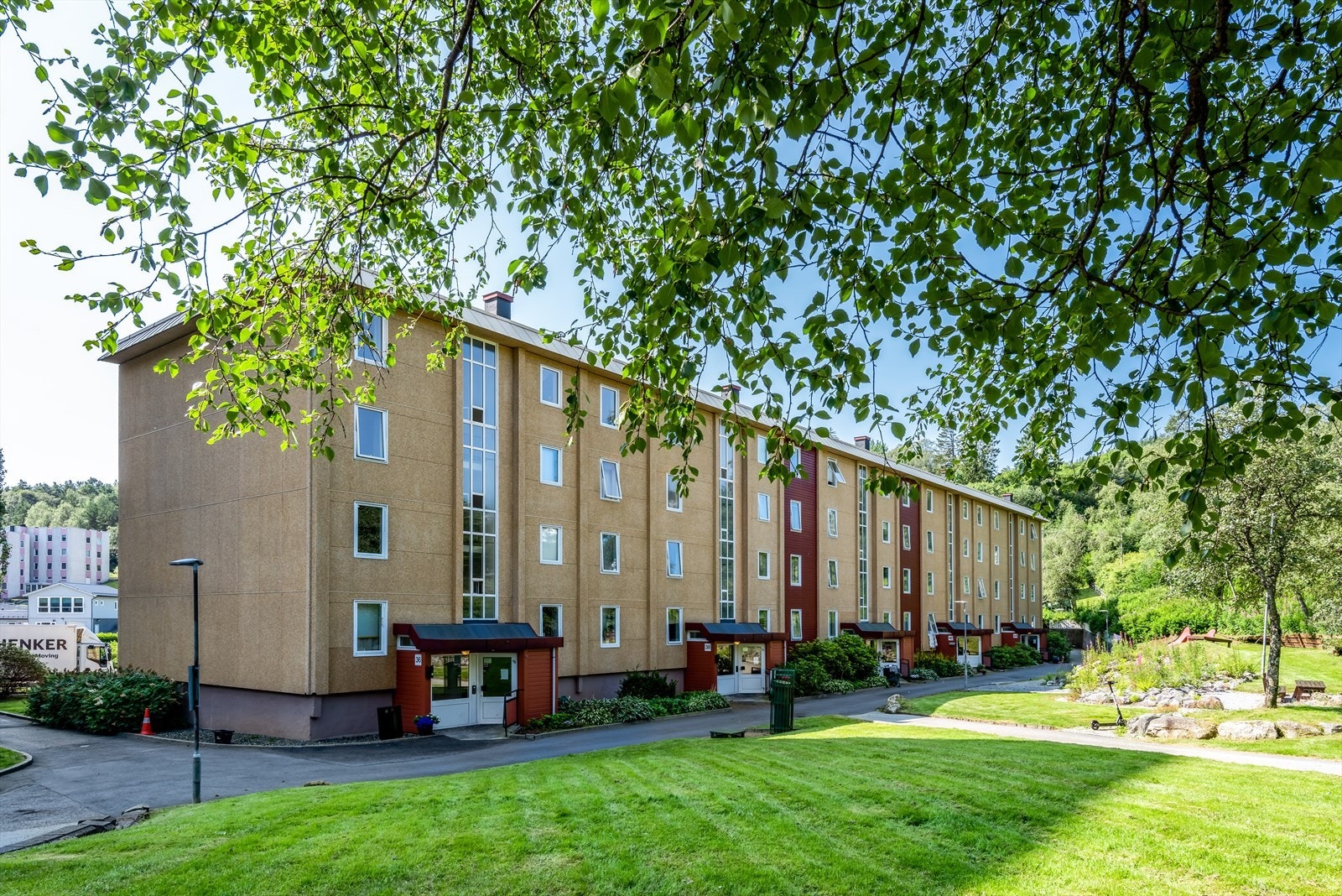 Leiligheten ligger fint til i 2.etasje, med en solrik beliggenhet internt i borettslaget. Galleribilde