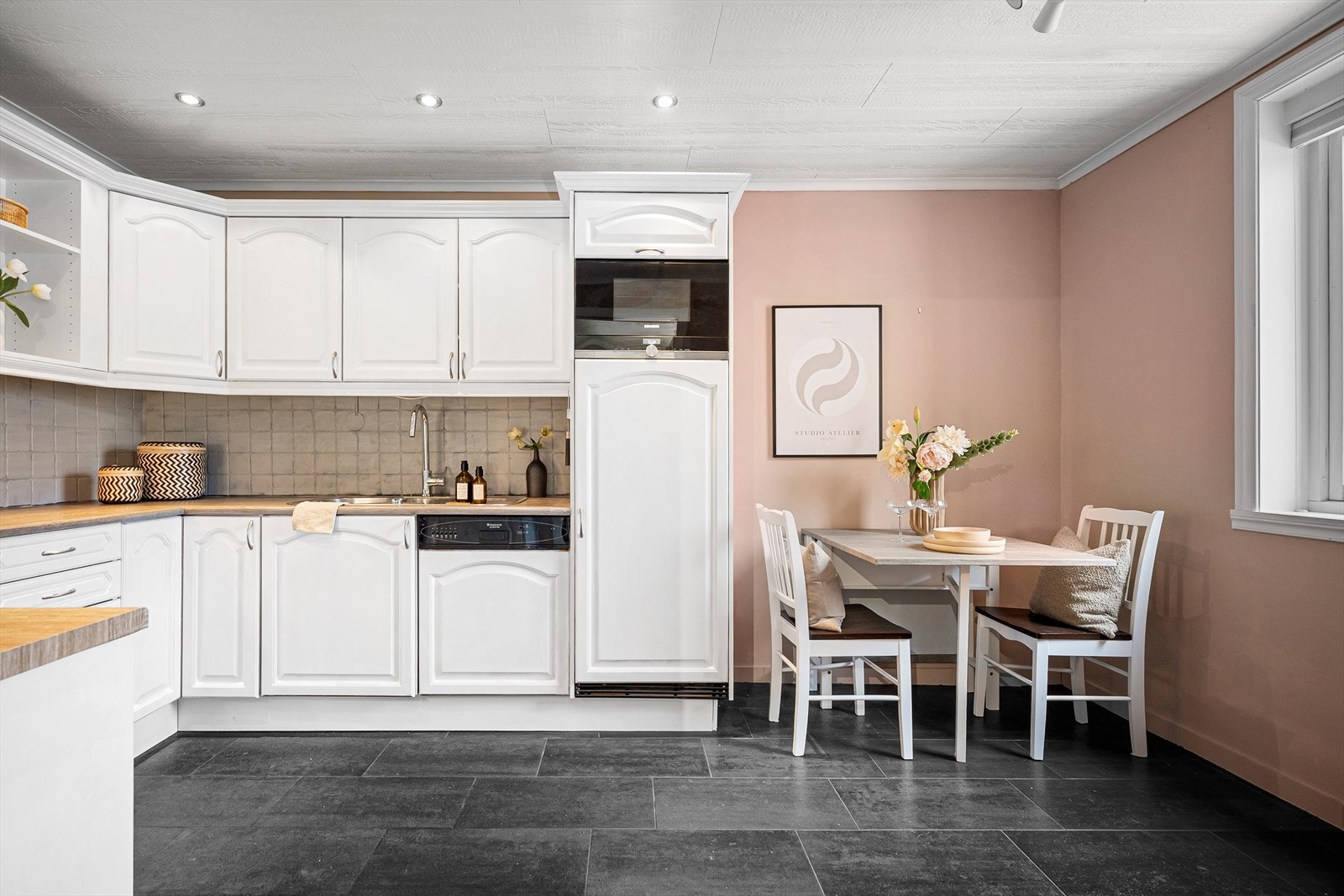 Spotlights i tak og god plass til spisebord på kjøkkenet også. Kjølekskap, stekeovn og platetopp er nytt i ca. 2019 iflg. selger. Galleribilde