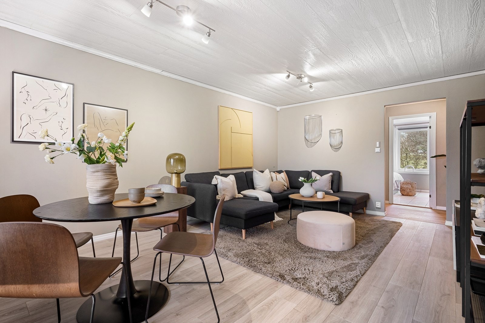 Stuen har lyst, moderne laminatgulv og malte vegger i tidsriktige toner. Galleribilde