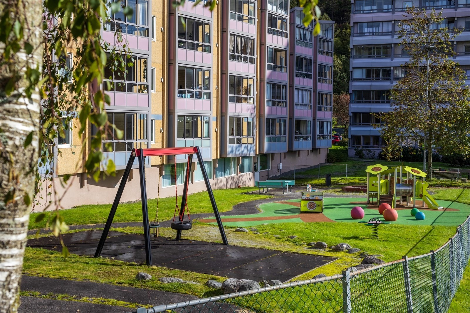 Borettslaget har store og pent opparbeidede fellesarealer med blant annet lekeplasser og grøntområder. Galleribilde