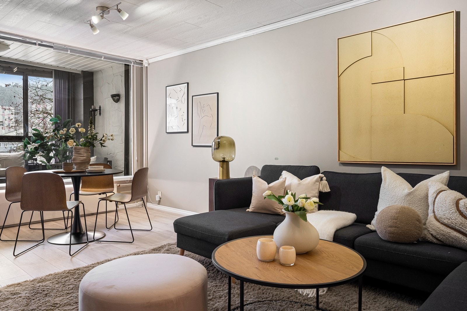 Størrelsen på stuen gjør det enkelt å innrede med spisegruppe i stuen. Galleribilde