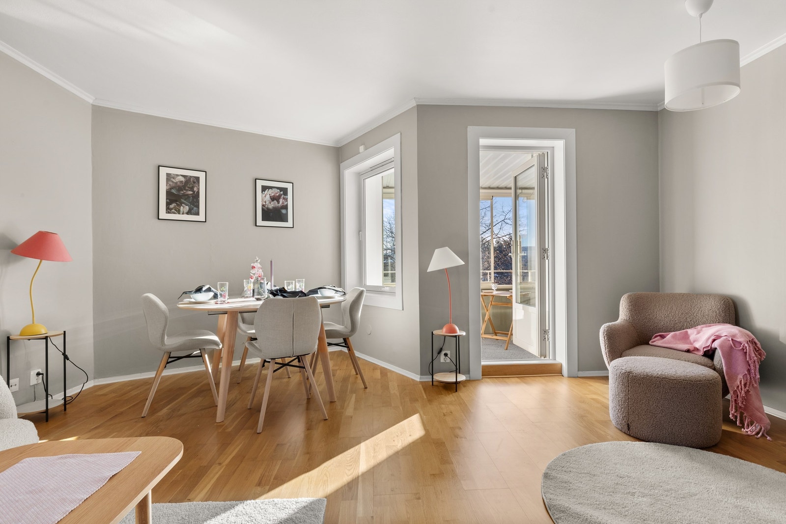 De store vindusflatene bidrar til rikelig med lysinnslipp som skaper en lys og luftig atmosfære i rommet. Vinduer og balkongdør fra 2019. Galleribilde