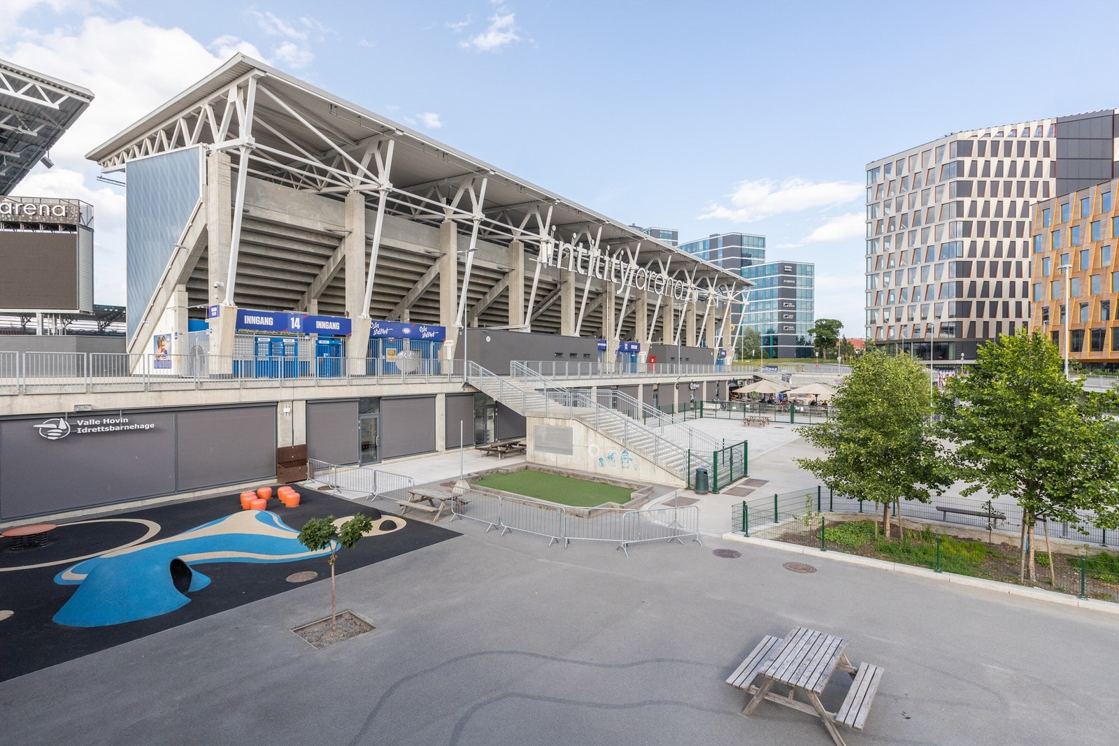 Intility Arena ligger like ved og er hjemmebane for Vålerenga. Her finner du også restauranten Øst. Rema 1000 er åpen hver dag, også søndager! Galleribilde