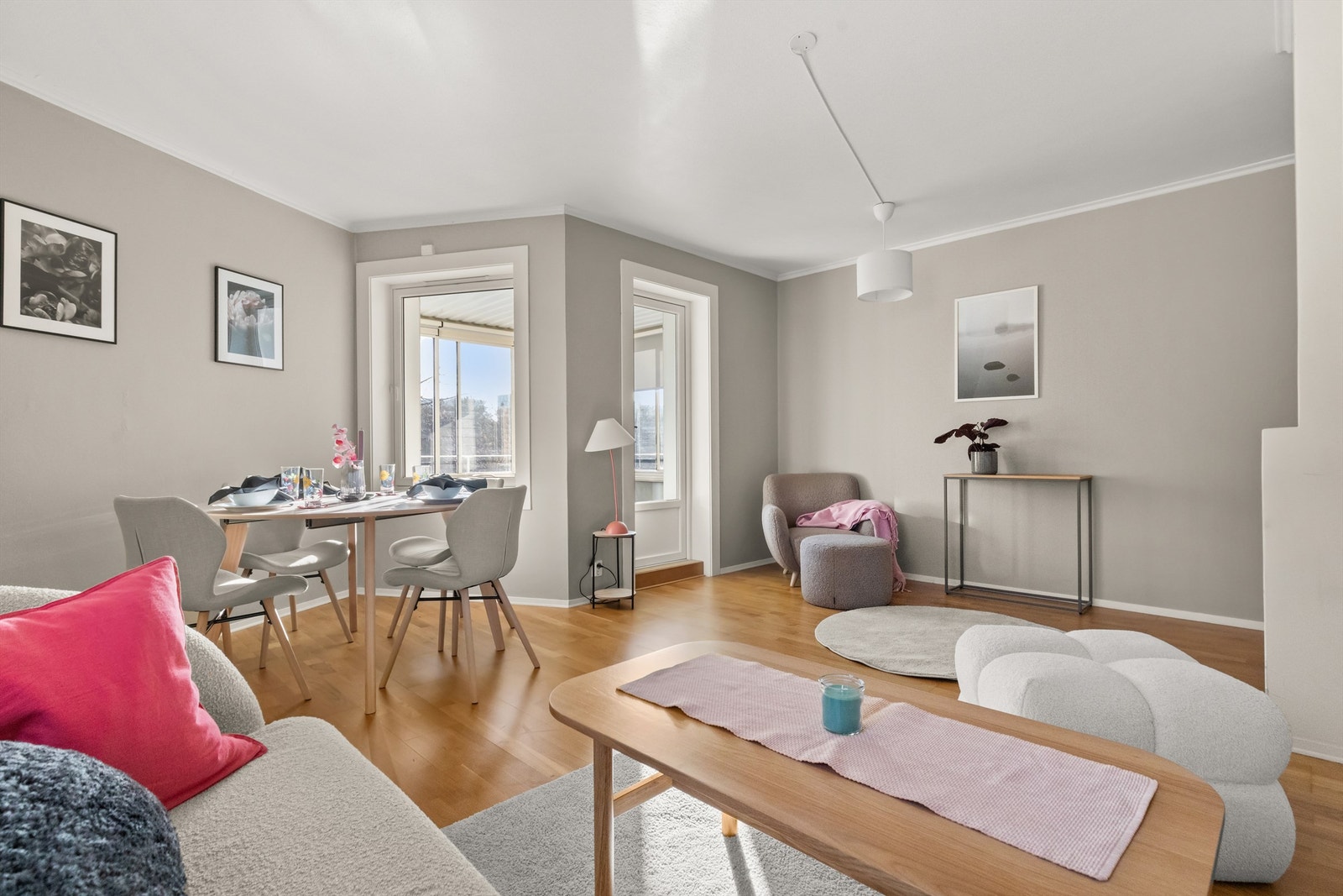 Leiligheten har en kvadratsmart planløsning med god størrelse på alle rom. Overflatene er holdt i delikate og behagelige nyanser. Galleribilde