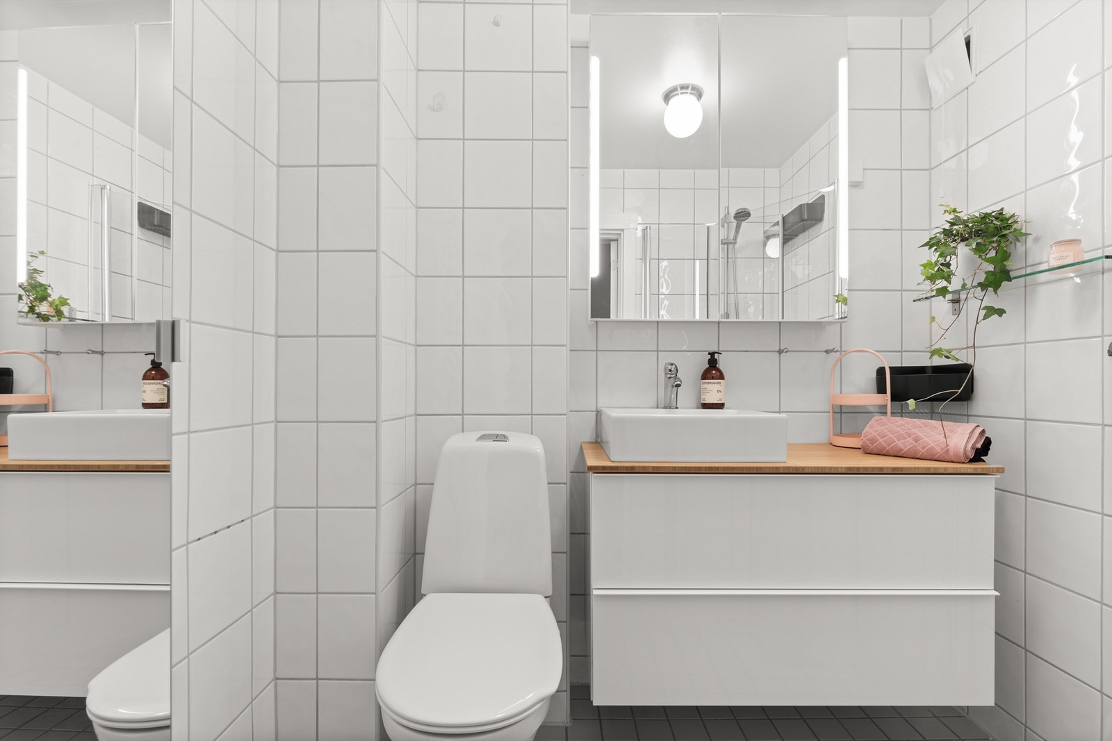 Badet er utstyrt med blant annet toalett og dusjhjørne med innfellbare dører av glass. Galleribilde