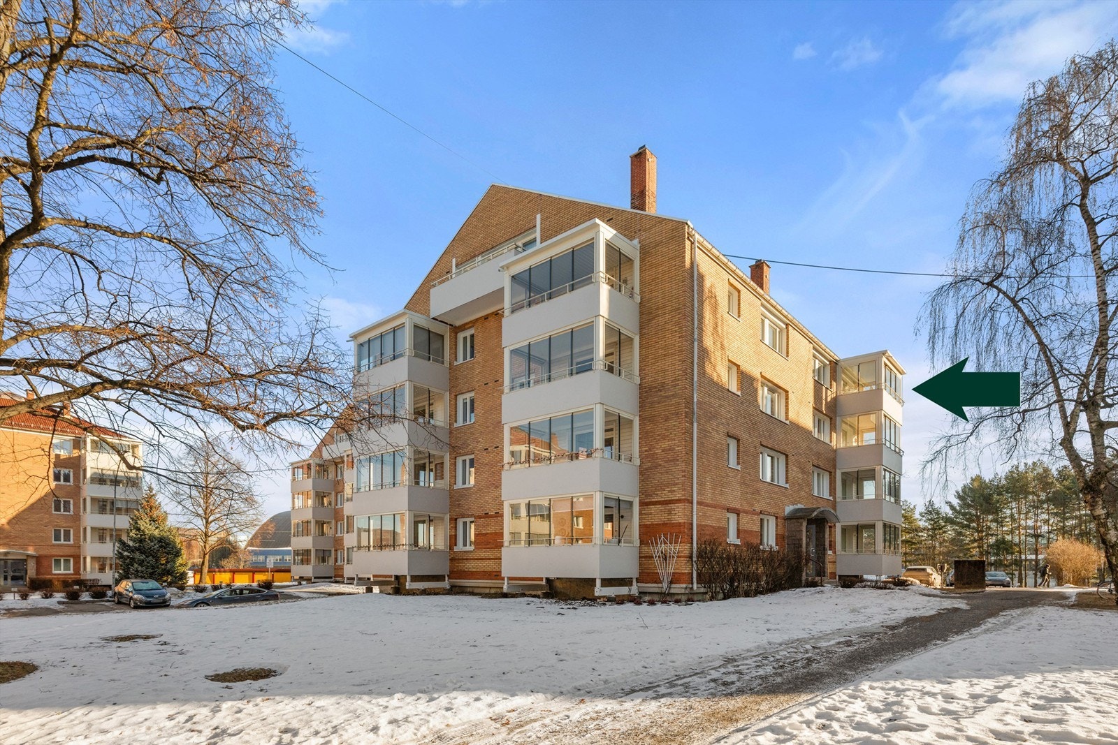 Leiligheten ligger i et ryddig og veldrevet borettslag som ligger innerst i en blindvei i et boligområde bestående av lavblokker. Galleribilde