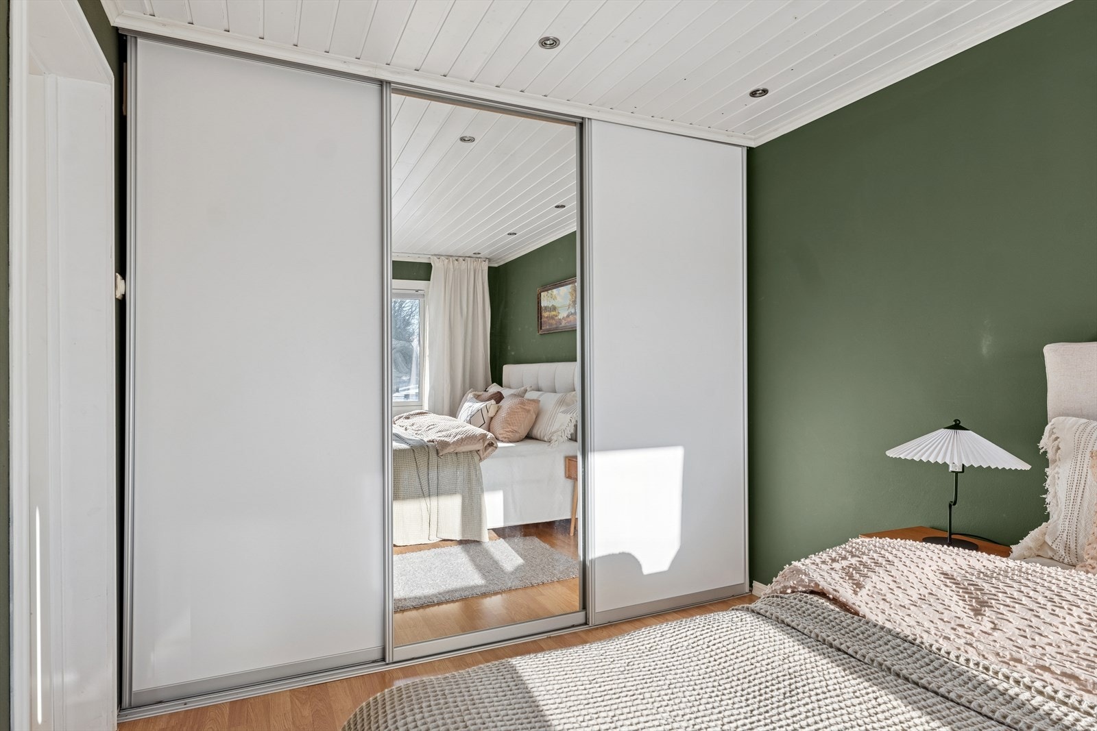 Dette rommet er utstyrt med en praktisk skyvedørsgarderobe hvor klærne pent kan ryddes vekk. Galleribilde