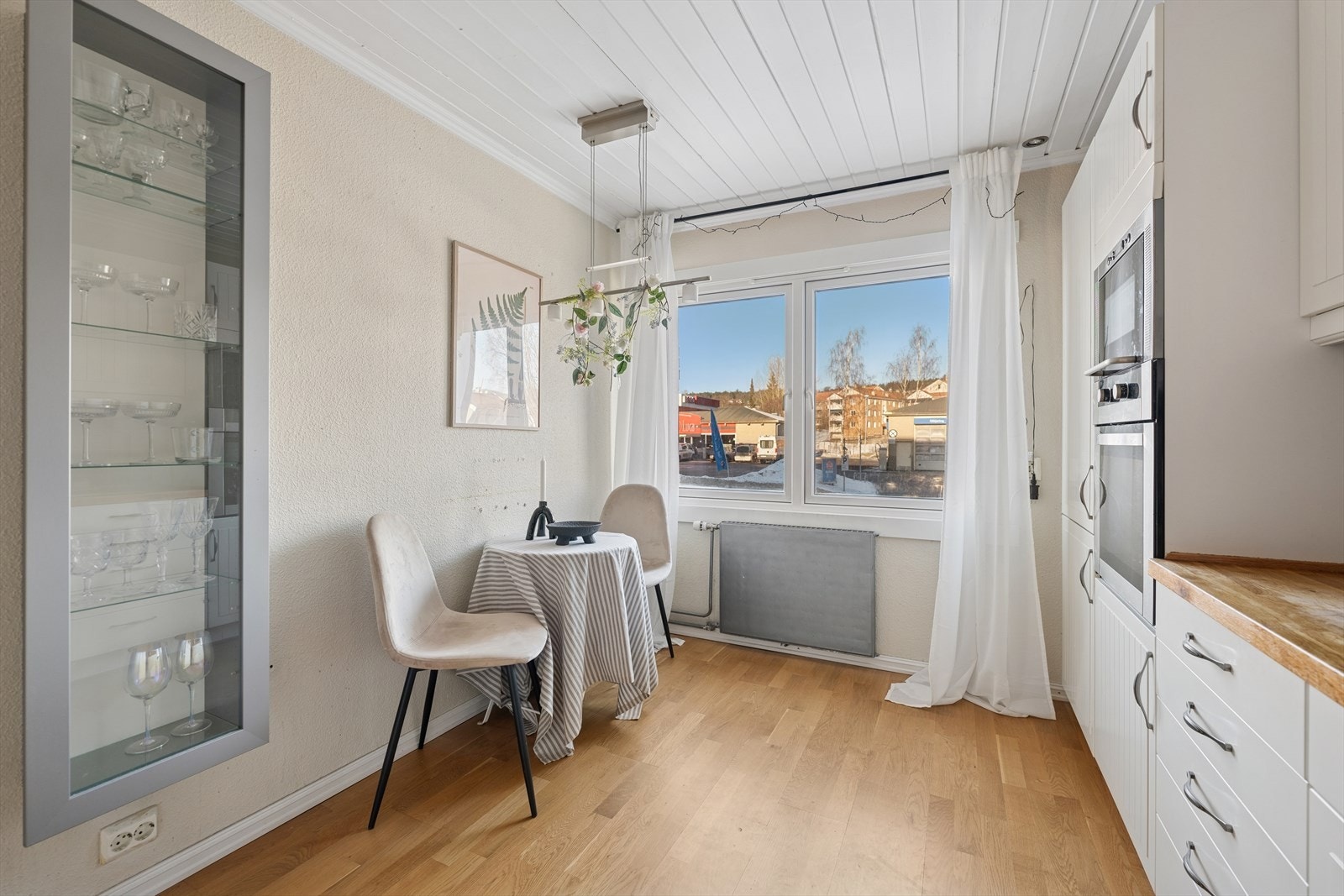 På kjøkkenet er det plass til et hyggelig frokostbord. Galleribilde