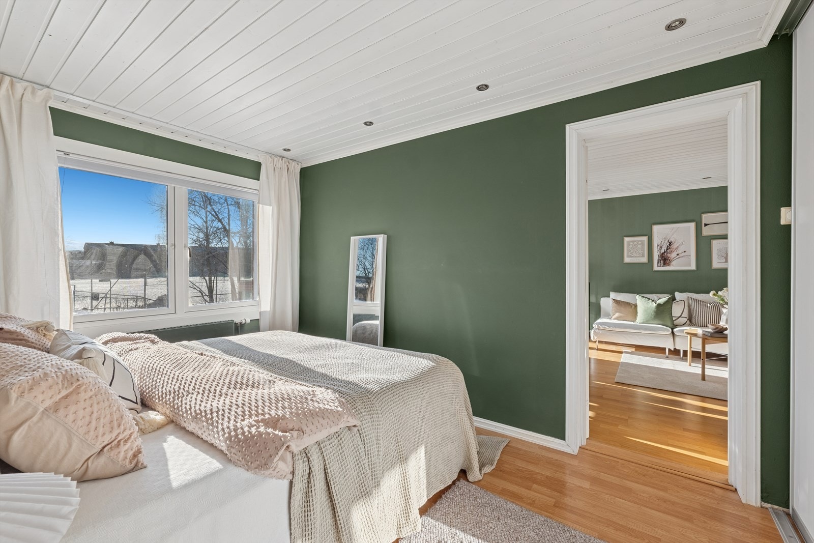 Hovedsoverommet har adkomst fra stuen og er romslig. Galleribilde