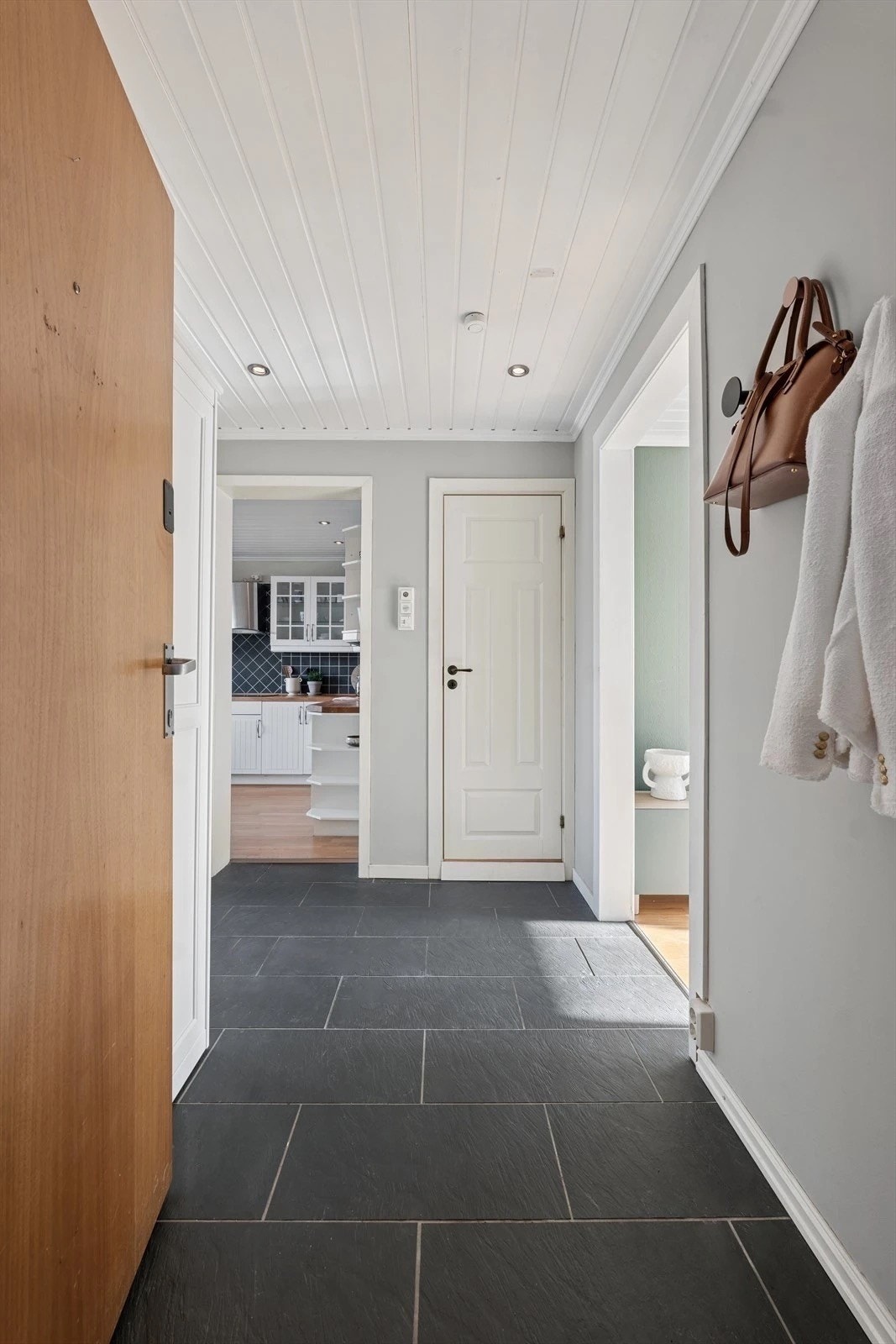 Leiligheten disponerer to eksterne boder med én på loftet og én i kjelleren. Galleribilde