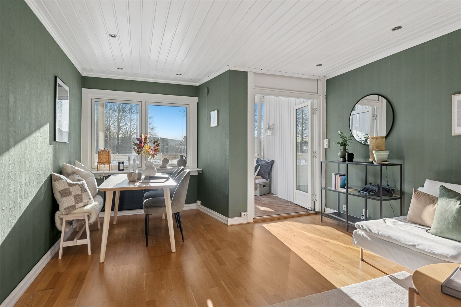 I stuen er det innfelte lys i himlingen, noe som for øvrig er gjennomgående i de fleste rom i leiligheten. Galleribilde