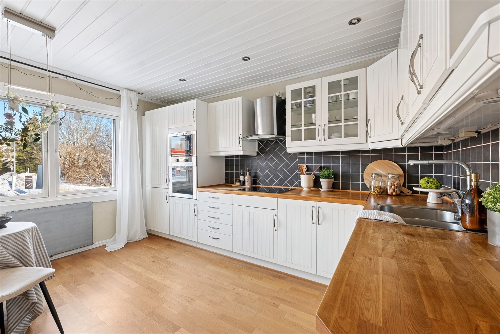 Kjøkkenet ligger adskilt i et eget rom. Galleribilde