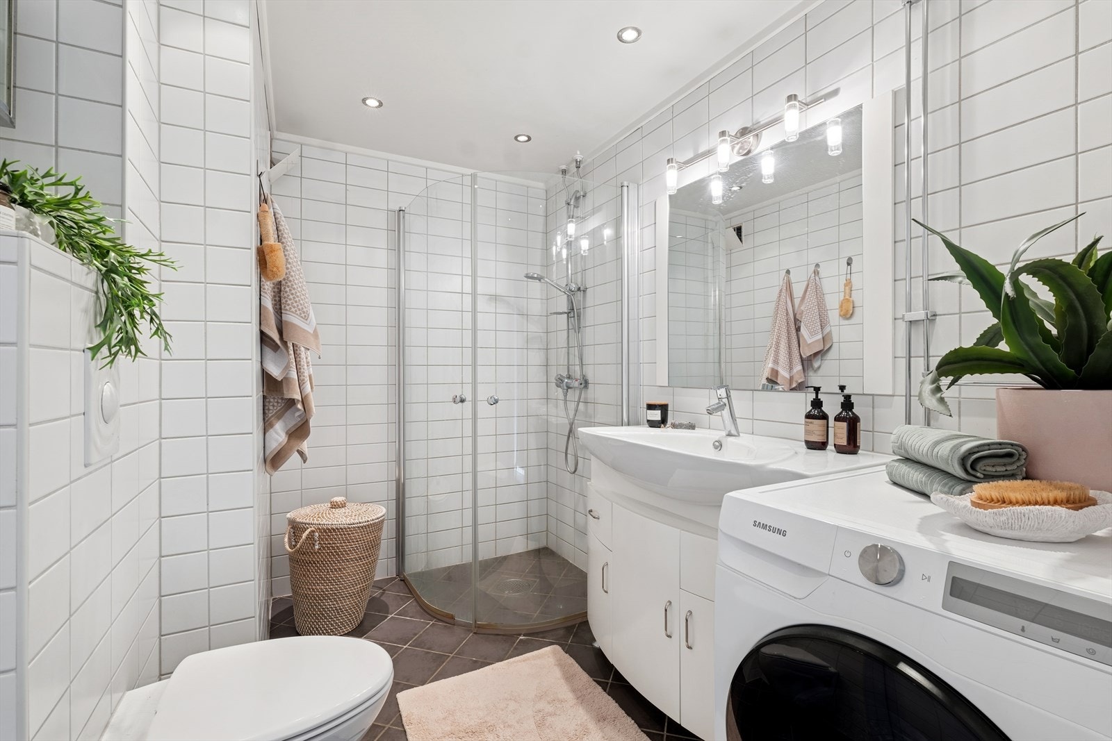 Flislagte baderom med varmekabler i gulvet, opplegg for vaskemaskin og innfelte downlights i himlingen. Baderommet ble renovert av borettslaget i 2006. Galleribilde