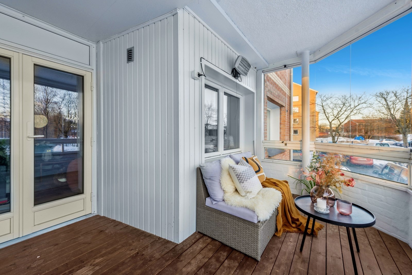 Balkongen er utstyrt med varmelampe, stikkontakt og lys. Galleribilde