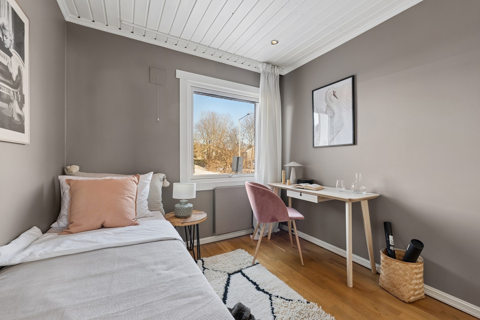 Rommene er malt i behagelige fargetoner og har plass til seng, nattbord og annet ønskelig møblement. Galleribilde