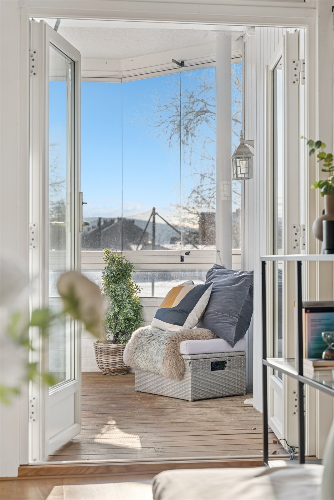 Fra stuen er det utgang til en trivelig balkong som er innglasset. Galleribilde