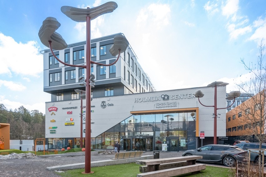 Holmlia senter er nylig oppusset. Her finner du det meste av det du måtte trenge av forretninger, kafeér og servicetilbud. Galleribilde