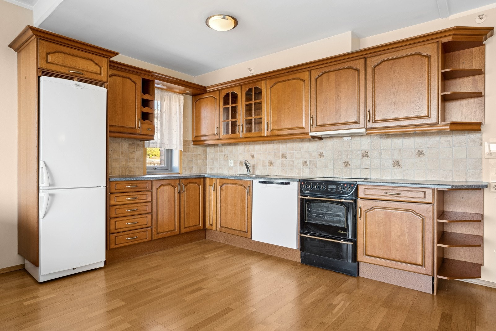 Kjøkkenet har god skapplass Galleribilde