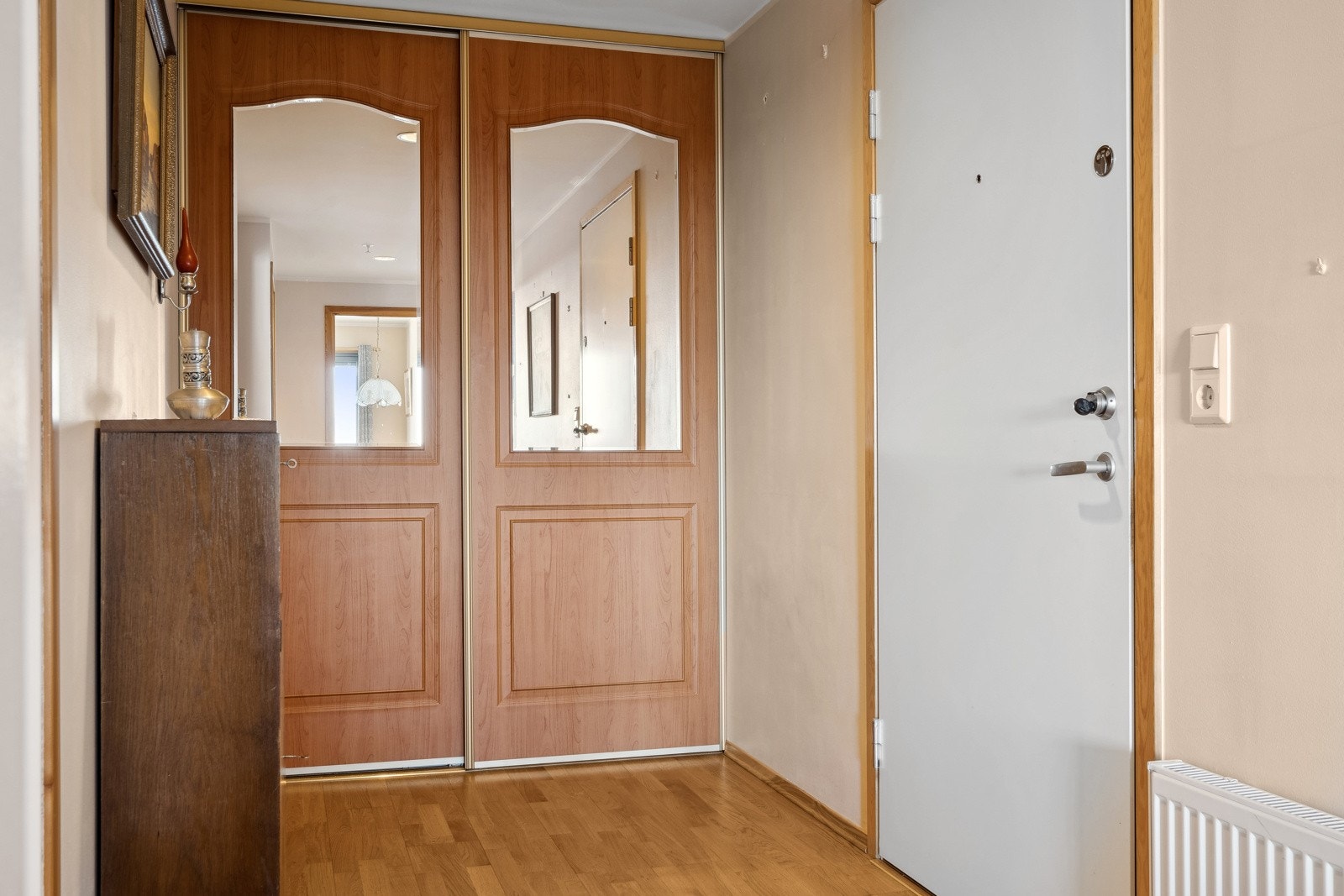 Fra entré med praktisk skyvedørsgarderobe Galleribilde