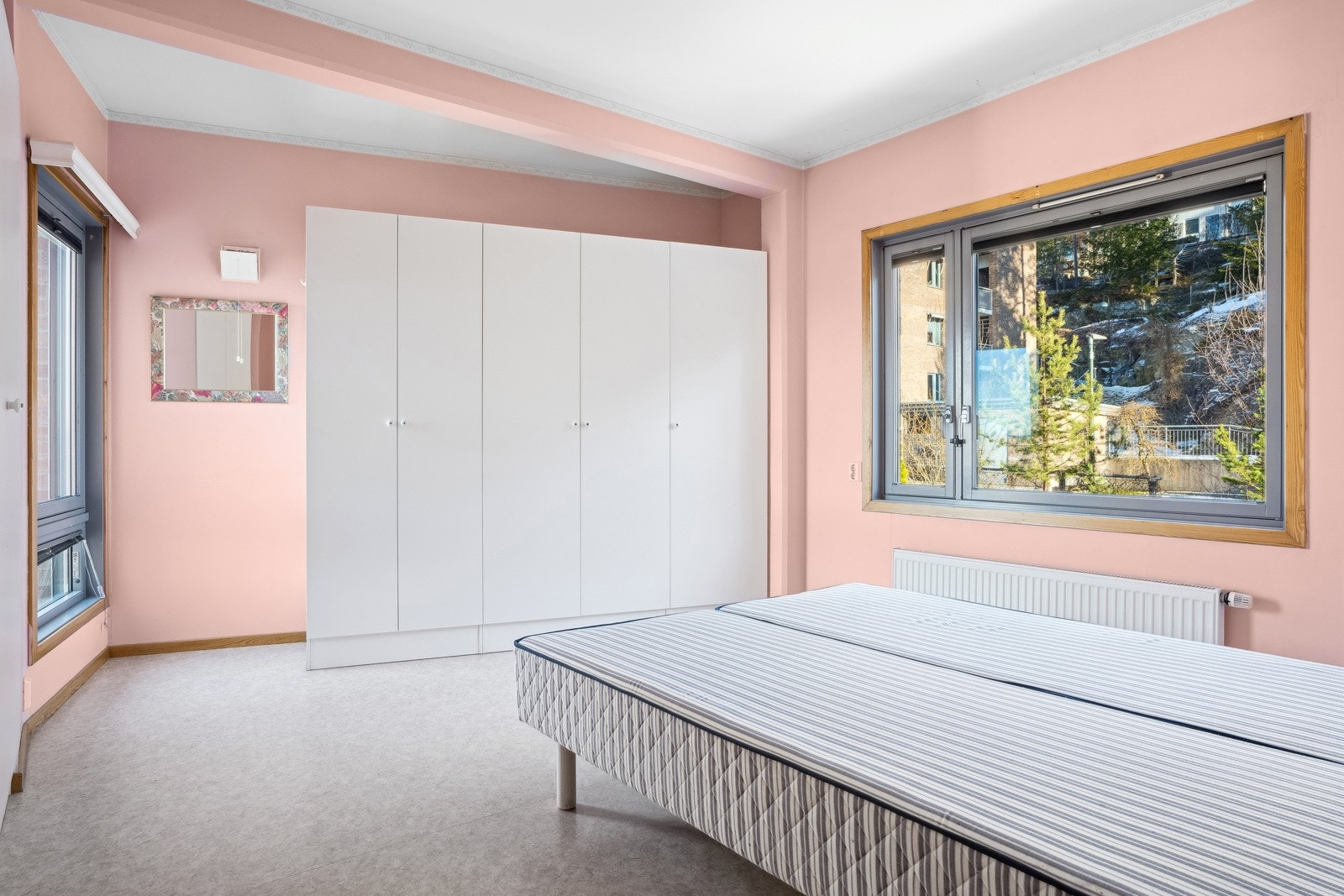 Romslig soverom med god skappass Galleribilde