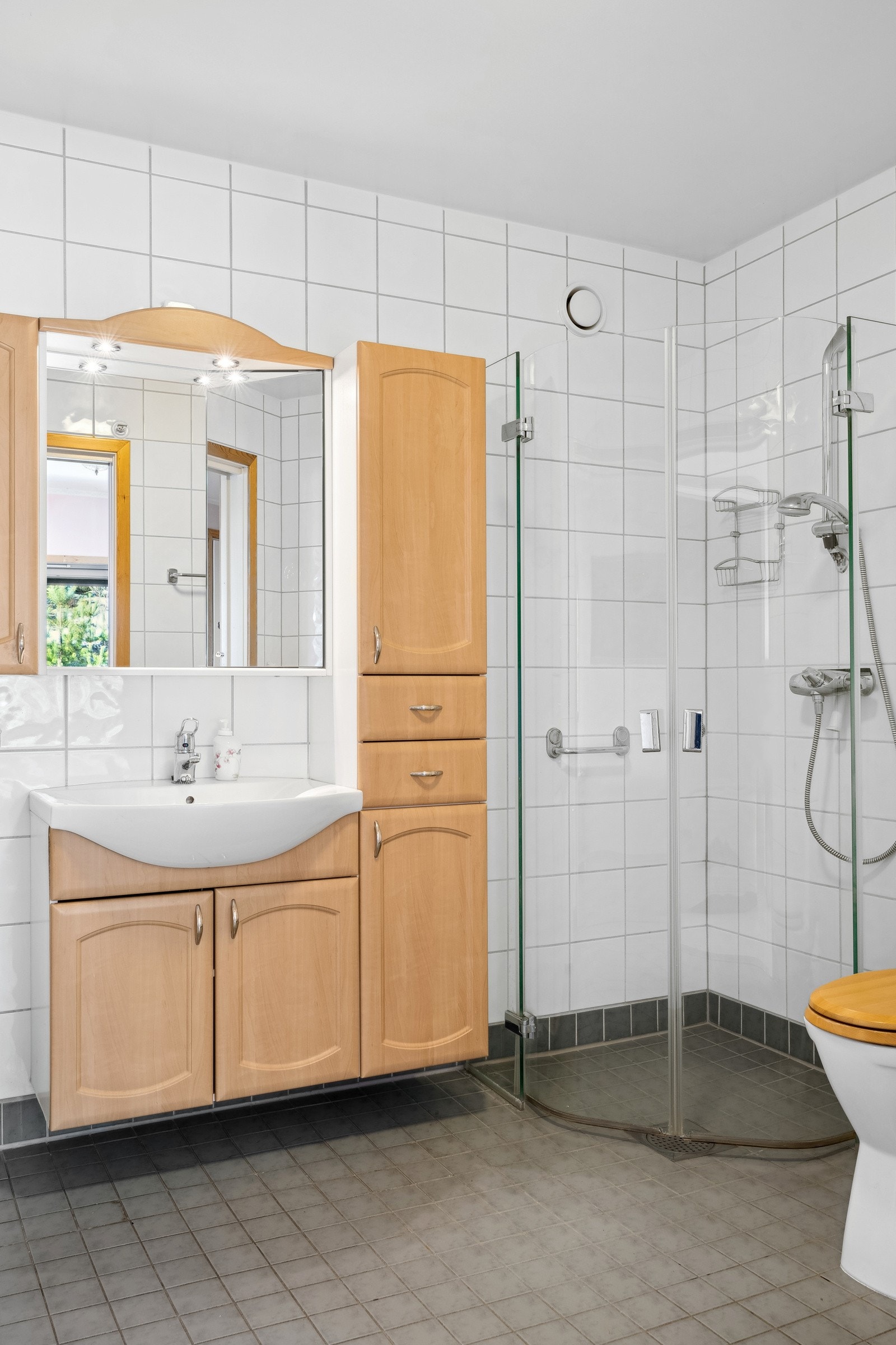 Pent, flislagt bad med varmekabler i gulv Galleribilde