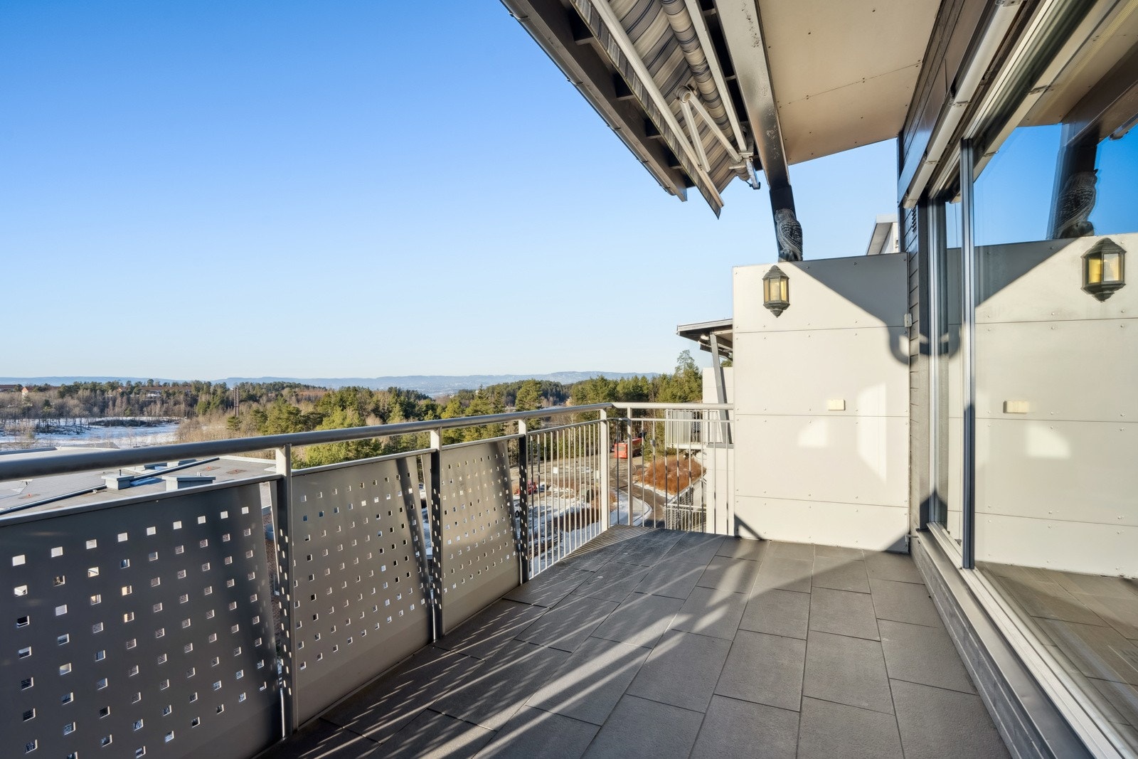 Balkongen er flislagt og har motorisert markise. Galleribilde