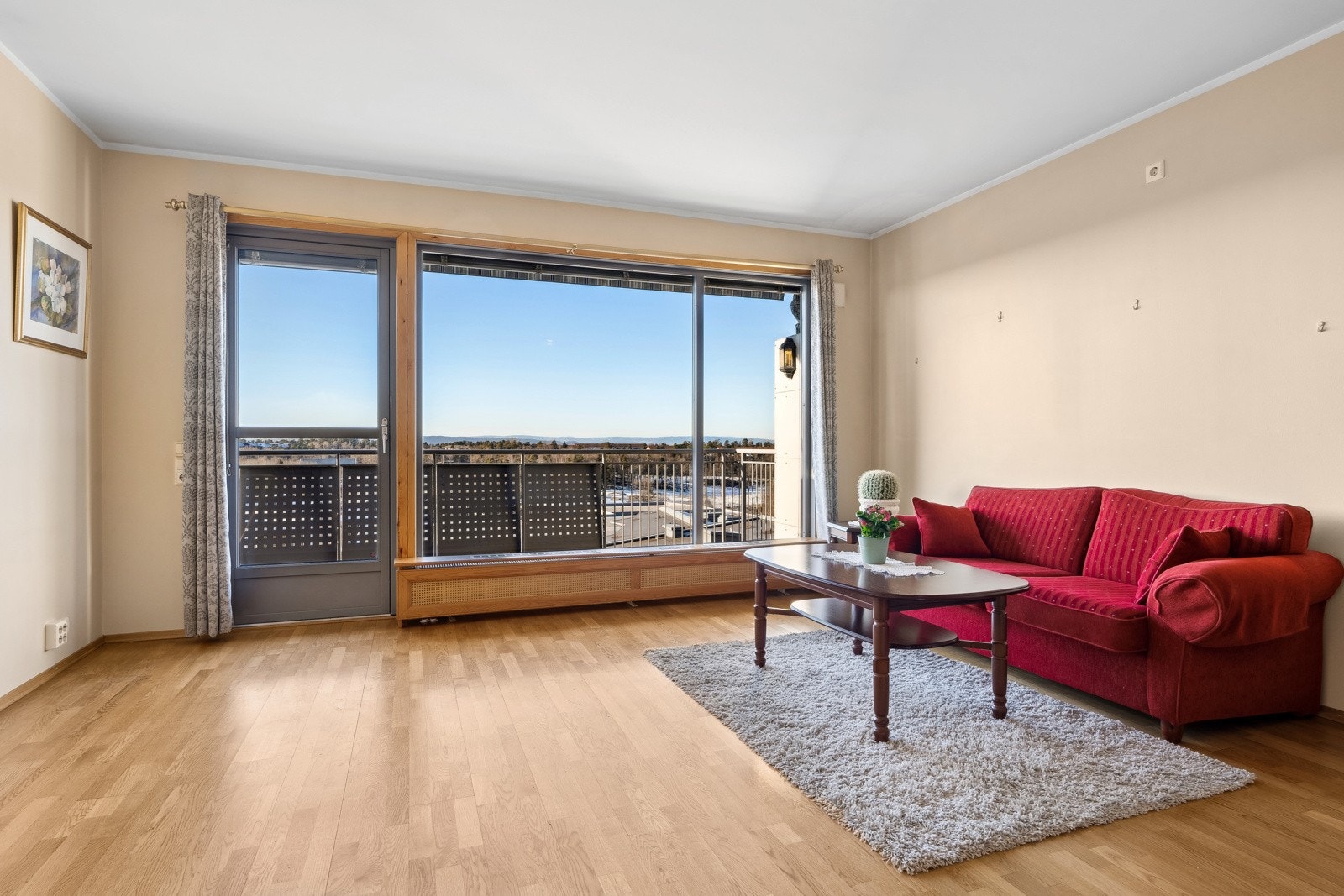 Stuen har stort vindu mot vest Galleribilde