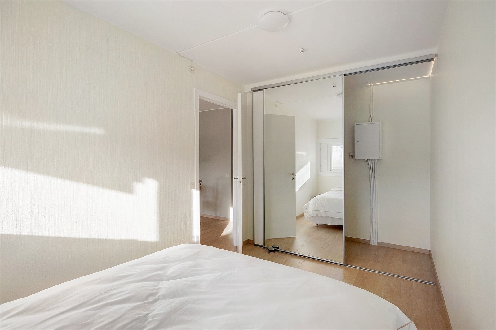 Det er godt med oppbevaringsplass i stor skyvedørsgarderobe som kan innredes med hyller og oppheng for klær og annet. Galleribilde